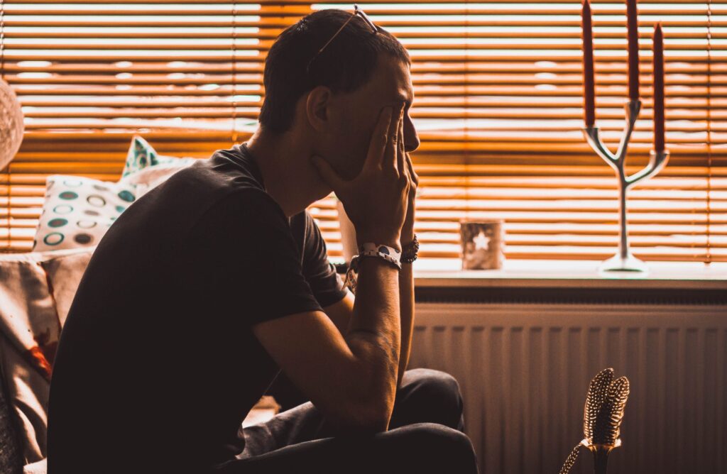 Familienalltag: erschöpftes Elternteil